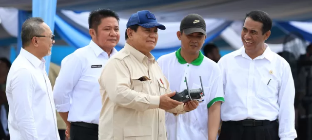 Prabowo Tebar Benih Padi Dengan Drone di Sumatera Selatan